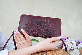 Шкіряний клатч на блискавці жіночий з орнаментом тисненням Сонце бордовий | гаманець на змійці