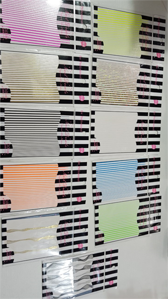 Гнучка стрічка для декору нігтів.