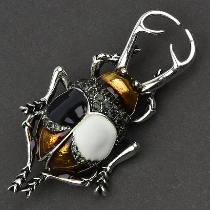 Брошка металева на сріблястій основі жук із сірими стразами покрита кольоровою емаллю розмір 60х30 мм, фото 1
