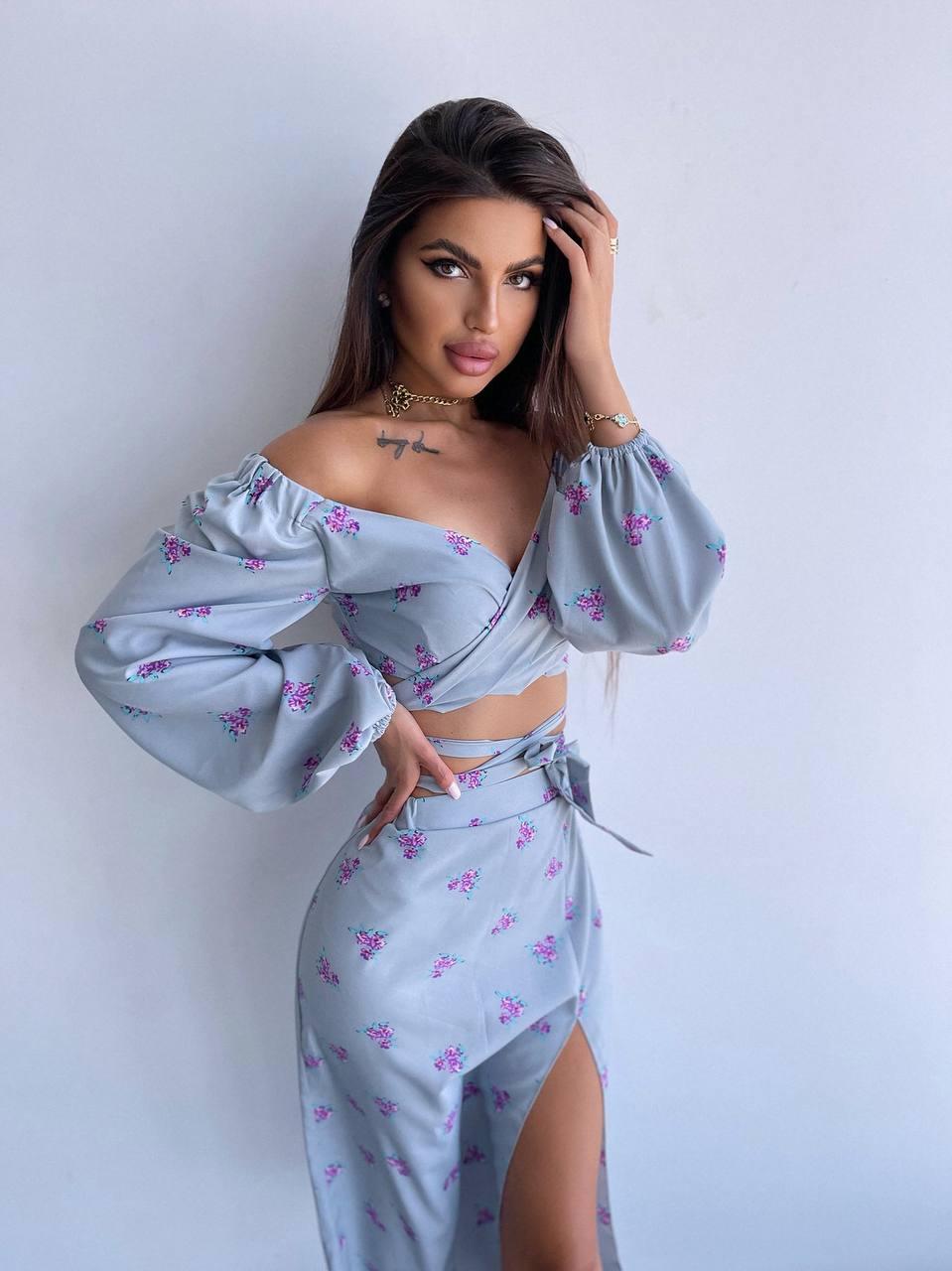 Квітковий жіночий костюм топ із зав'язками на талії та спідниця міді з розрізом із софту Kb1647