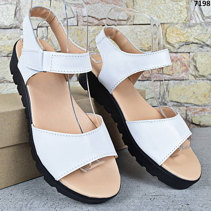 Босоніжки жіночі шкіряні Ailinda Україна, Білі босоніжки з натуральної шкіри на чорній підошві, фото 1