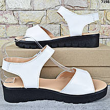 Босоніжки жіночі шкіряні Ailinda Україна, Білі босоніжки з натуральної шкіри на чорній підошві, фото 3