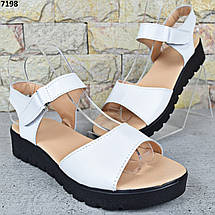 Босоніжки жіночі шкіряні Ailinda Україна, Білі босоніжки з натуральної шкіри на чорній підошві, фото 5