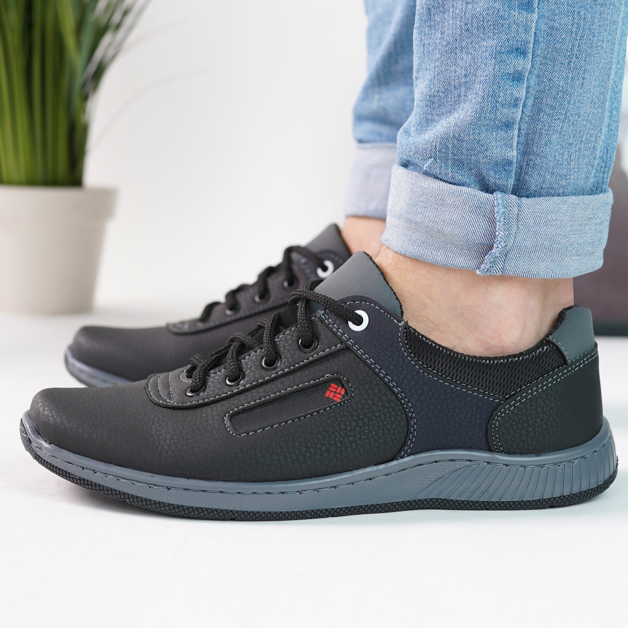 Повсякденні чоловічі кросівки з еко шкіри в чорному кольорі