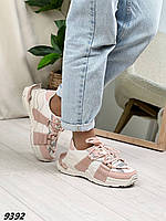 Трендові жіночі кросівки в стилі бренду, стильні кросівки з пудровими вставками