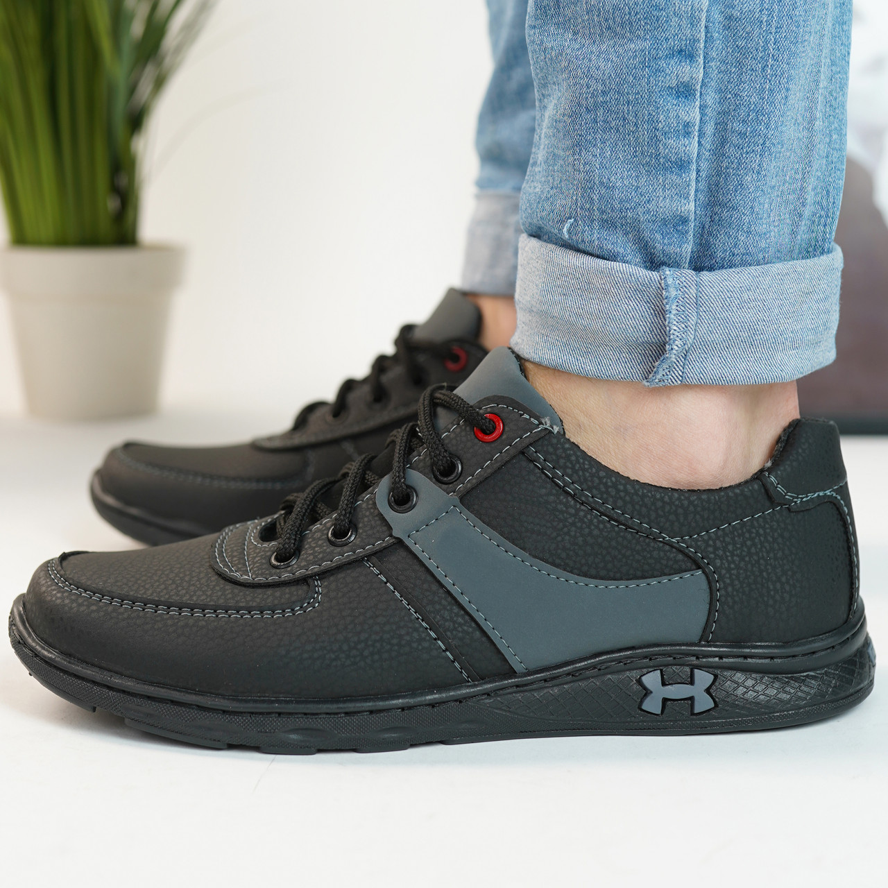 Чоловічі кросівки сіро-чорні з прошитою підошвою