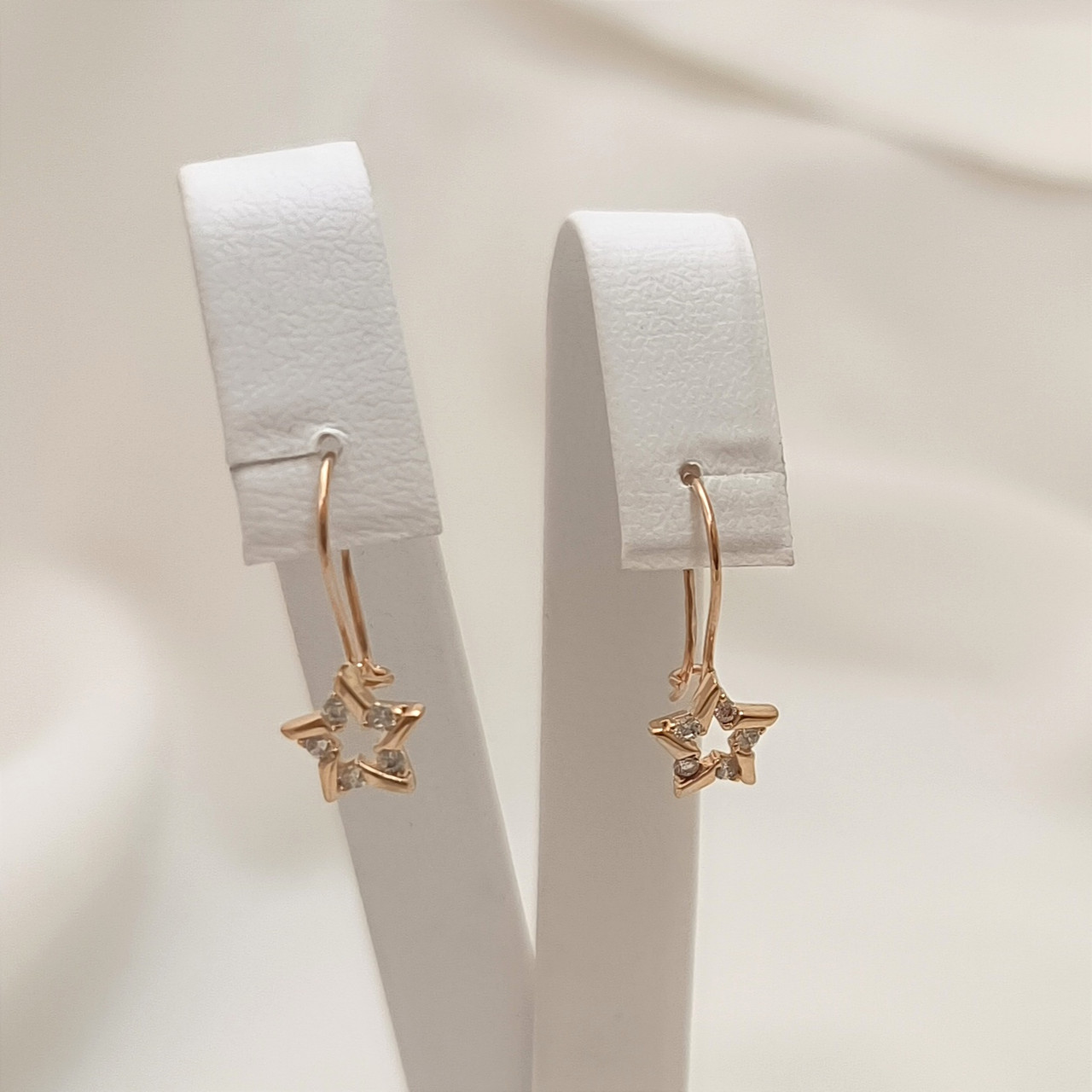 Золоті сережки 585 проби на петельках в червоному золоті з вставкою цирконію білого кольору