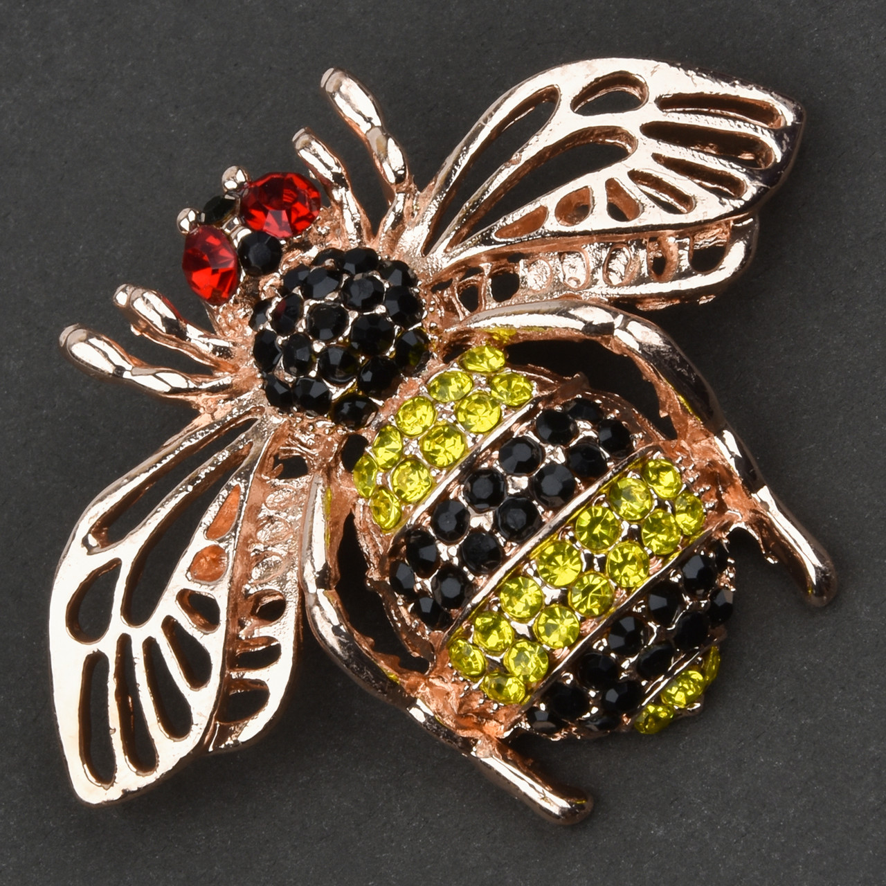 Брошка металева на золотистій основі воса з різнокольоровими кришталевими камінчиками розмір 35х50 мм