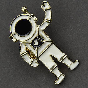 Брошка металева на золотистій основі космонавт махає рукою покрита кольоровою емаллю розмір 30х20 мм