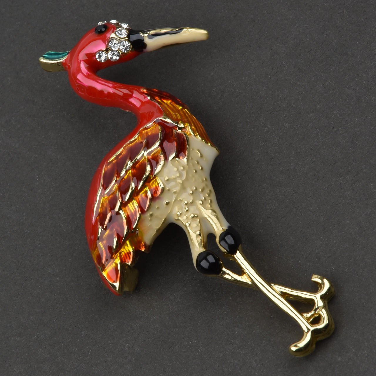 Брошка металева на золотистій основі аист із білими сапфірами покрита емаллю розмір 60х35 мм