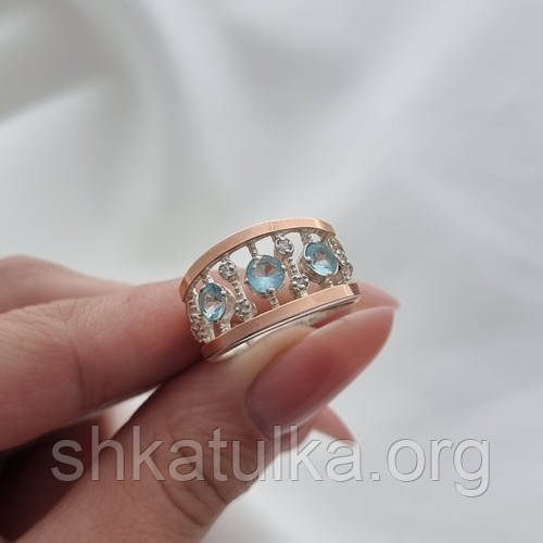 Кольцо серебряное с золотом и белыми и голубыми цирконами - фото 2 - id-p1867274096