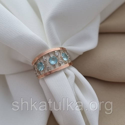 Кольцо серебряное с золотом и белыми и голубыми цирконами - фото 1 - id-p1867274096