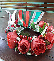 Вінок із червоними трояндами штучний