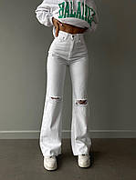Женские джинсы, белые, рваные на коленях, вниз расширены