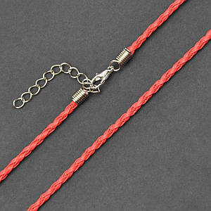 Шнурок на шею стильный кожаный плетеный красный с серебристым карабином длина 60 см толщина 3 мм