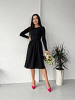 Женское трикотажное платье по колено с длинными рукавами и юбкой в сборку на талии. Однотонное. Черное