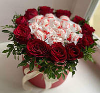 Розкішний букет з цукерок Raffaello і живих червоних троянд