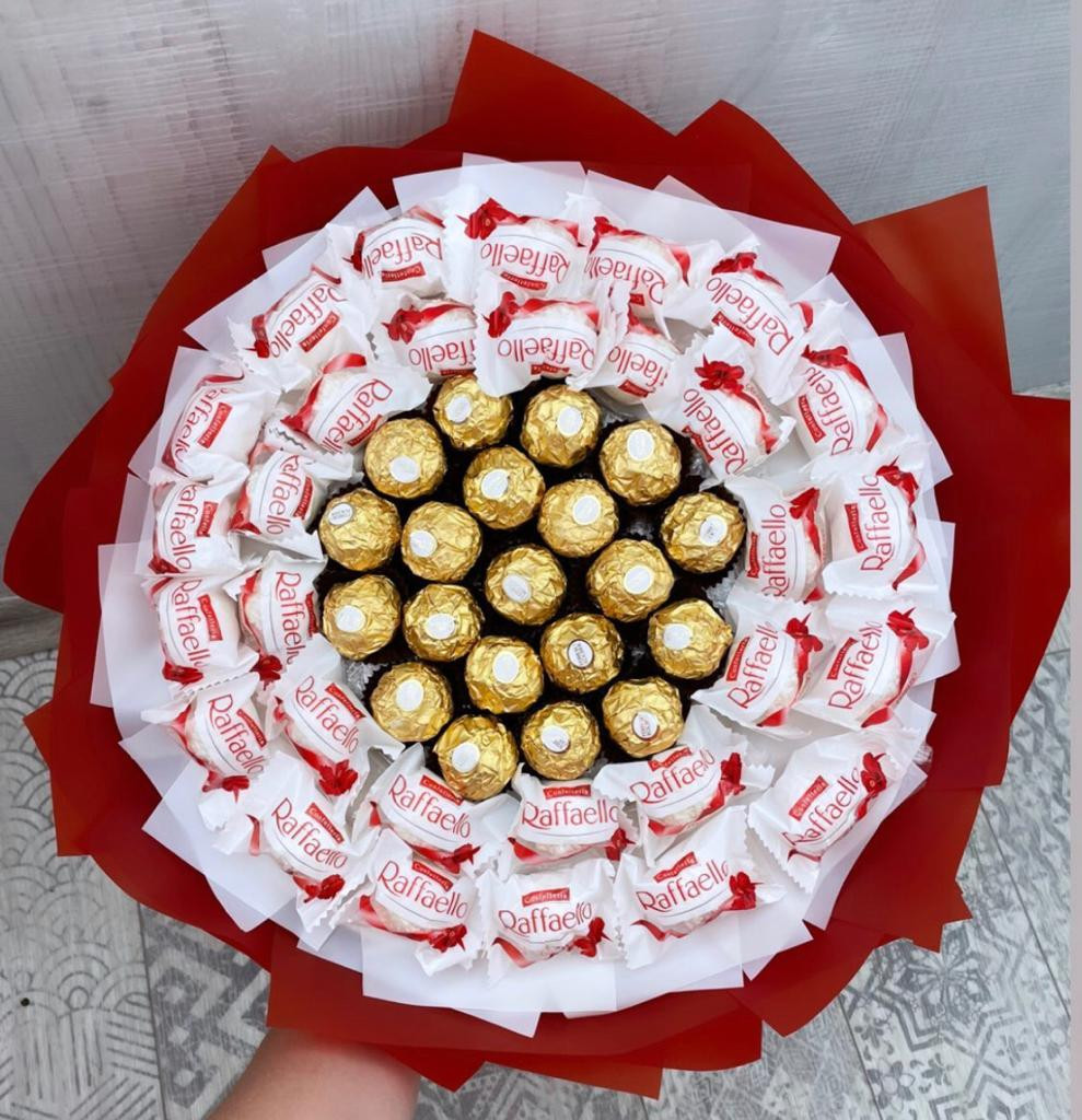 Великий букет з цукерок Raffaello і Ferrero Rosher Рафаелло Ферреро, в руку солодкий подарунок червоний