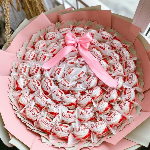 Оригінальний букет з цукерок Raffaello Рафаелло, в руку солодкий подарунок рожевий, фото 1