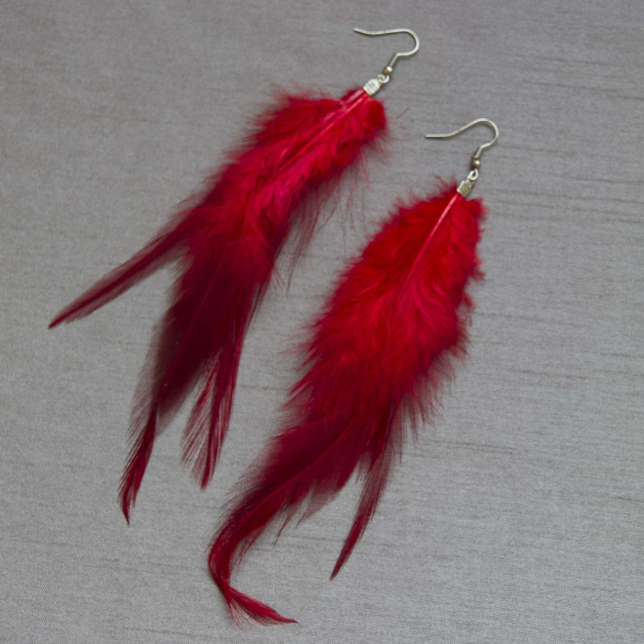 Серьги женские длинные ярко красного и бордового цвета застёжка петля серебристого цвета длина 16 см