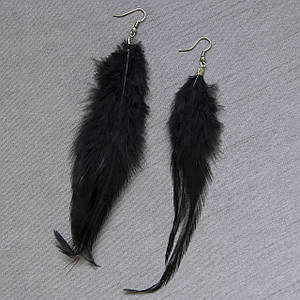 Серьги женские длинные черного цвета с пятнышками застёжка петля серебристого цвета длина 16 см