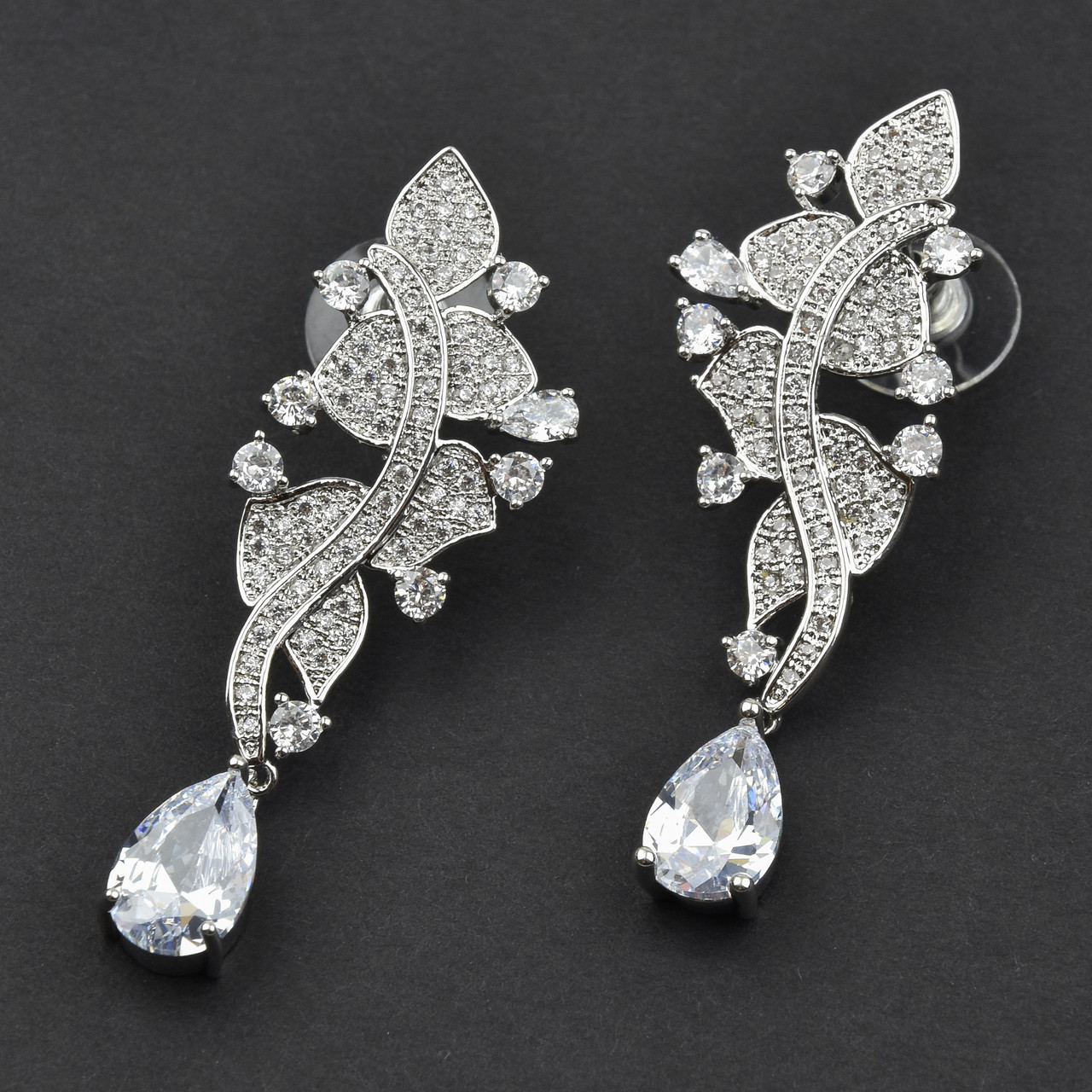 Сережки гвоздики металеві сріблясті хвилясті з білими кристалами Зварювання довжина 5,5 см ширина 18 мм