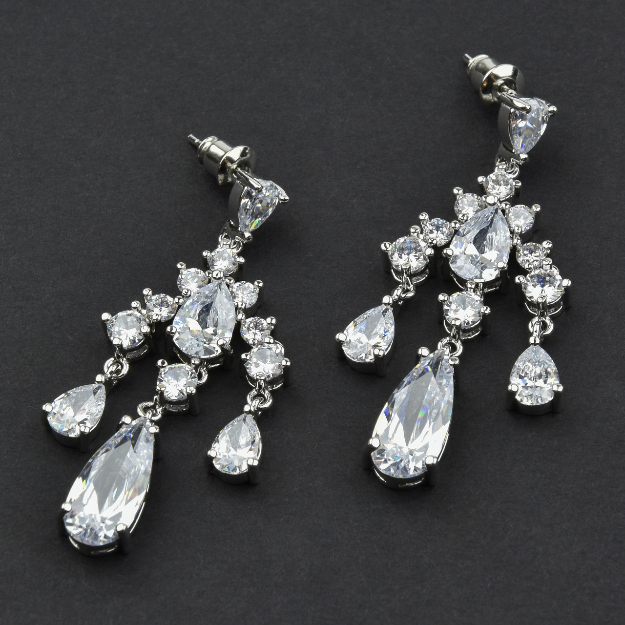 Сережки гвоздики металеві сріблясті люстри з переливними стразами Сваровська довжина 5 см ширина 18 мм