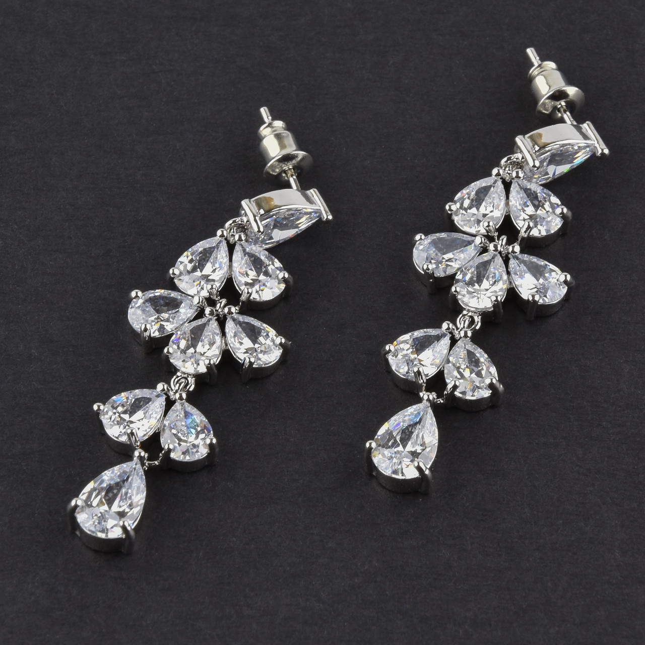 Сережки гвоздики металеві сріблясті з білими стразами крапельки довжина 5 см ширина 16 мм