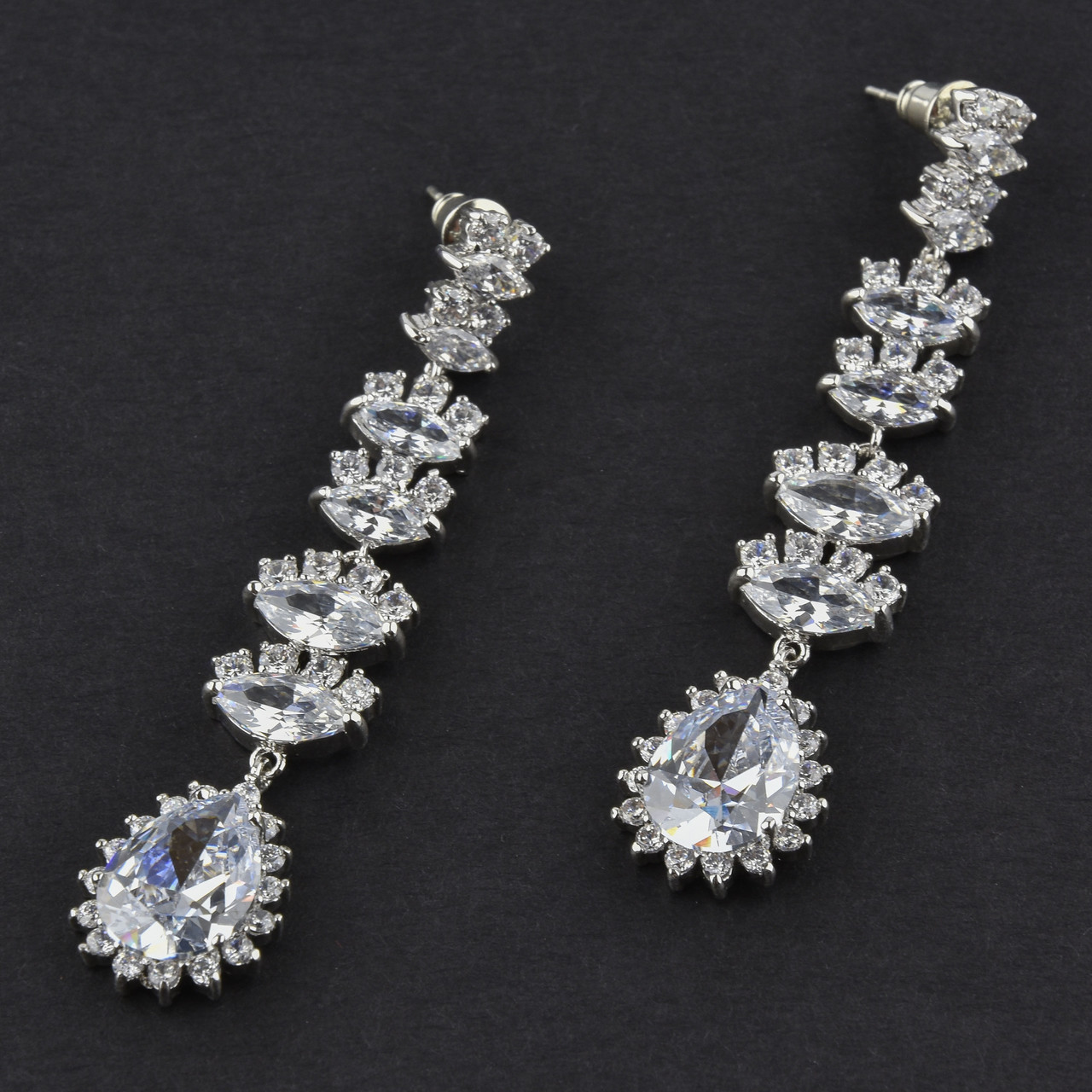 Сережки гвоздики металеві сріблясті з білими кришталевими камінчиками довжина 6,5 см ширина 14 мм