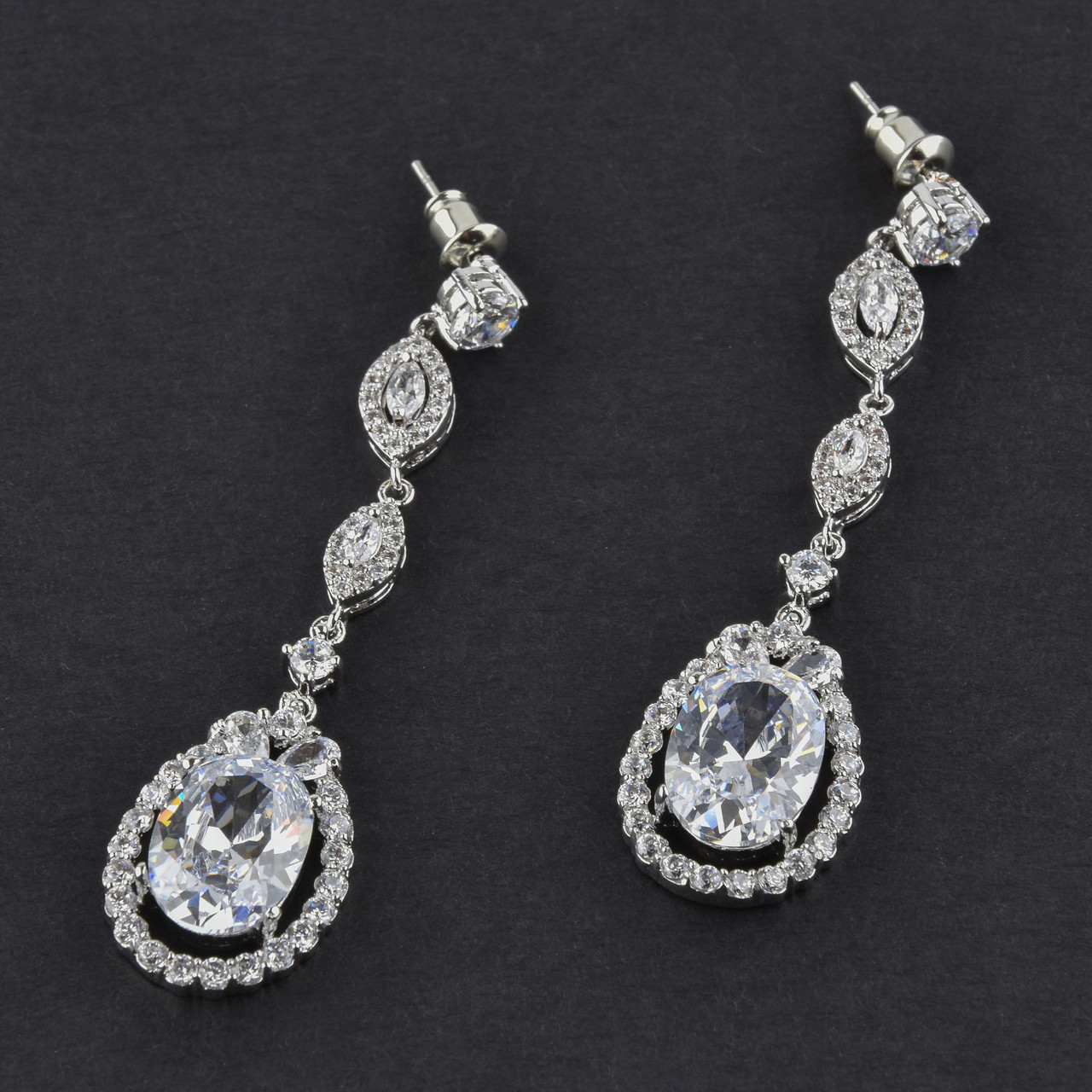 Сережки гвоздики металеві сріблясті з білими фіанітами висувки довжина 6 см ширина 15 мм