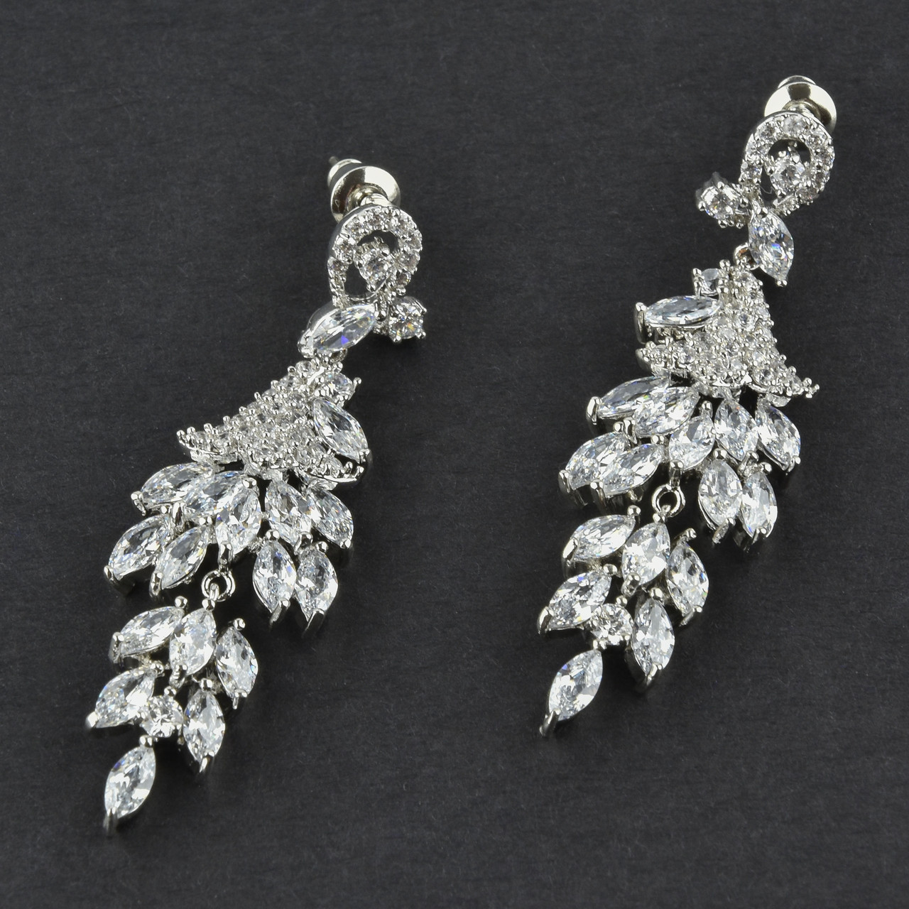 Сережки гвоздики металеві сріблясті з білими кристалами люстри гілочки довжина 5,5 см ширина 15 мм