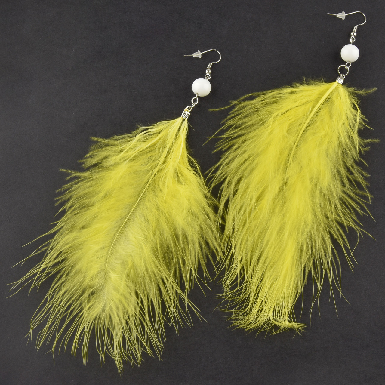 Сережки пір'я жіноче довгі жовтого кольору застібка петля сріблястого кольору з білою намистиною довжина 20 см