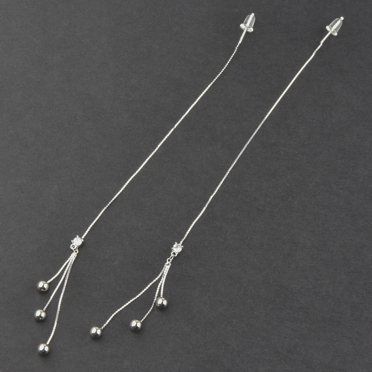 Сережки застібка гвоздик металеві сріблясті довгі ланцюжки з кульками довжини 15 см