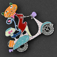 Брошка металева на золотистій основі кішка на мопеді покрита кольоровою емаллю розмір 55х55 мм