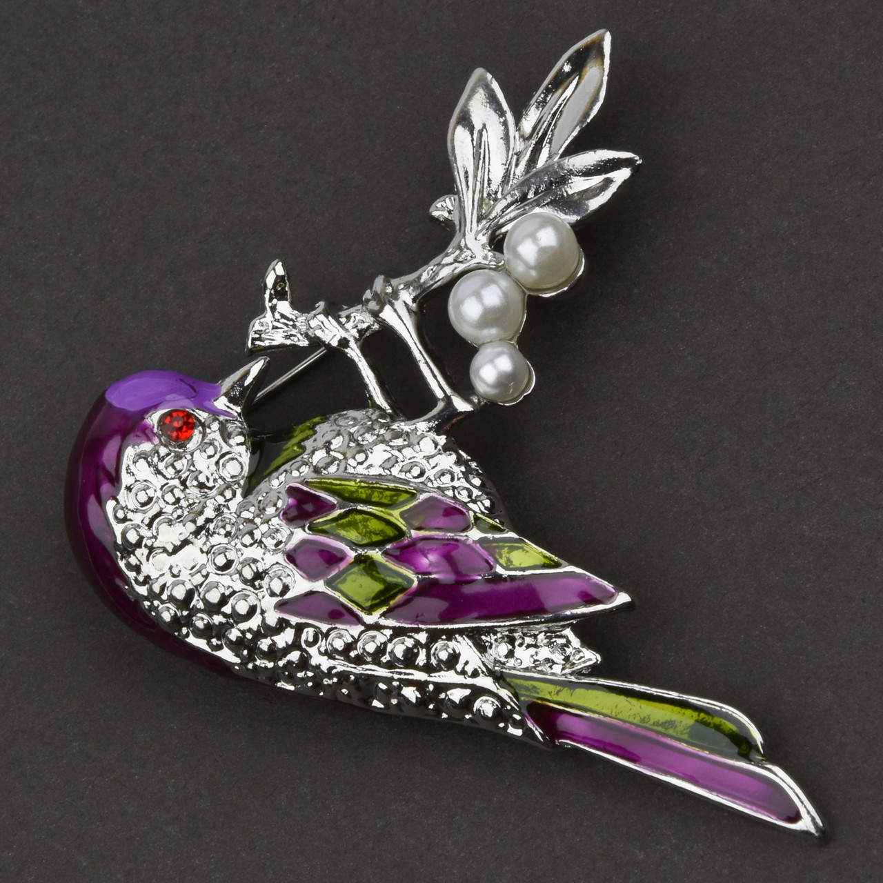 Брошка металева на сріблястій основі пташка на гілочці з перлами покрита кольоровою емаллю розмір 60х50 мм