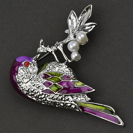 Брошка металева на сріблястій основі пташка на гілочці з перлами покрита кольоровою емаллю розмір 60х50 мм, фото 1