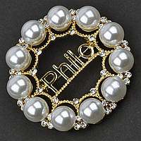 Брошка металева на золотистій основі класична з білими стразами та перлинами розмір 50х50 мм