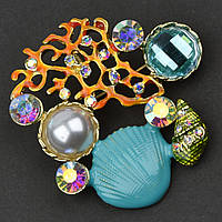 Брошка металева на золотистій основі морський вигляд зі стразами покрита кольоровою емаллю розмір 50х45 мм