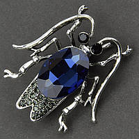 Брошка металева на сріблястій основі комаха із синім кристалом і сірими стразами розмір 40х35 мм