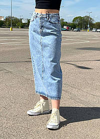 Жіноча джинсова блакитна спідниця на кісточку на ґудзиках