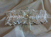 Бело-серебристая свадебная подвязка невесты