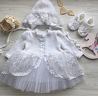 Комплект ручной вязки для девочки: платье с серебряным кружевом, шапочка, пинетки.