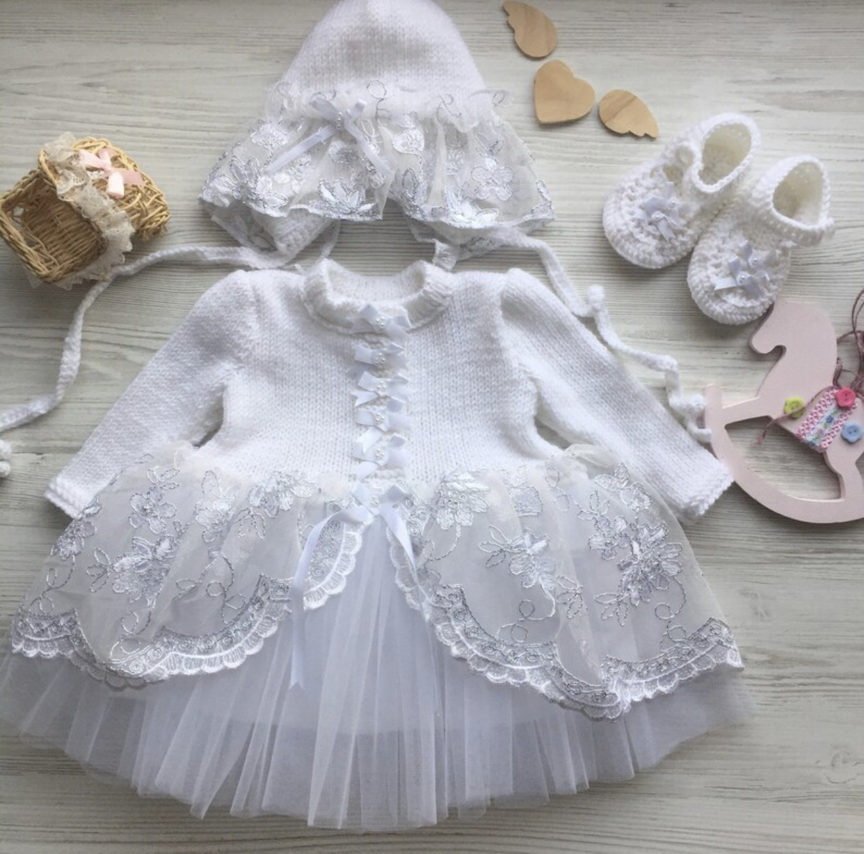 Комплект ручної в’язки для дівчинки: сукня з срібним мереживом, шапочка, пінетки.