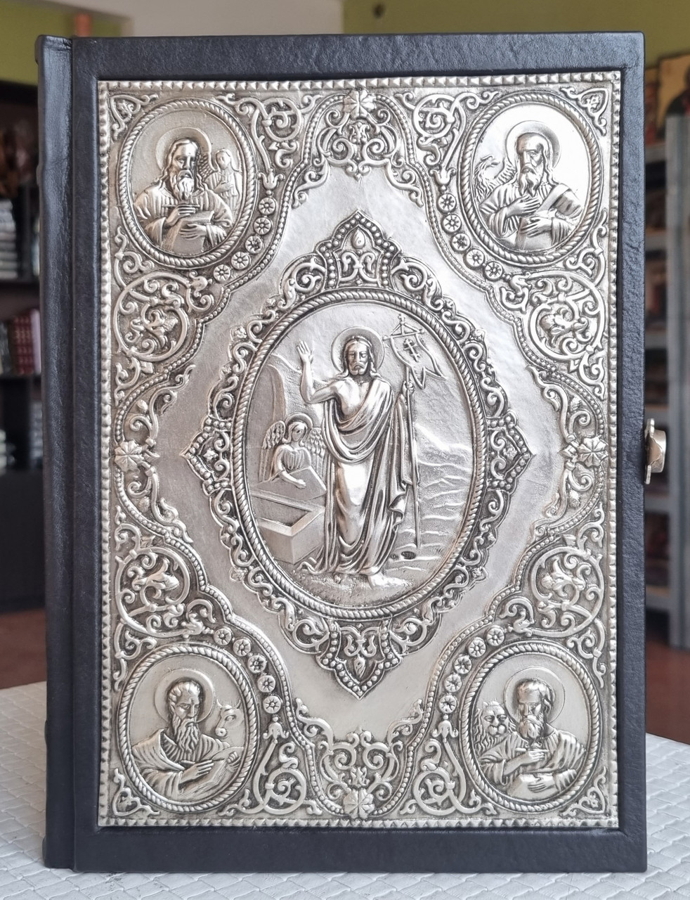 Книга Євангліє требне українською мовою із застібкою, накладка сріблення , оклад шкіра, розмір книги 19×26