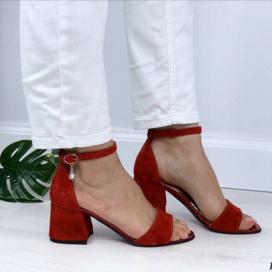 

Женские босоножки на удобном каблуке 6см красные замшевые с закрытой пяткой.