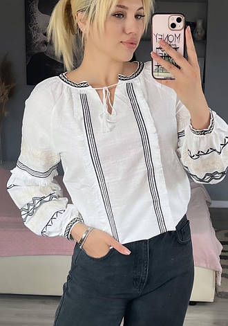 Жіноча біла вишиванка зі стильною чорною нашивкою, фото 2