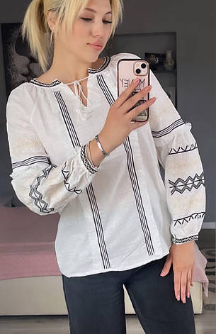 Жіноча біла вишиванка зі стильною чорною нашивкою, фото 1