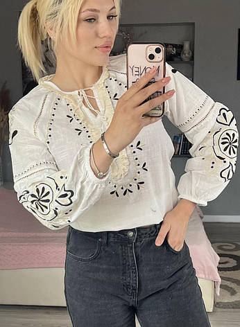 Жіноча біла вишиванка зі стильною чорною нашивкою, фото 2