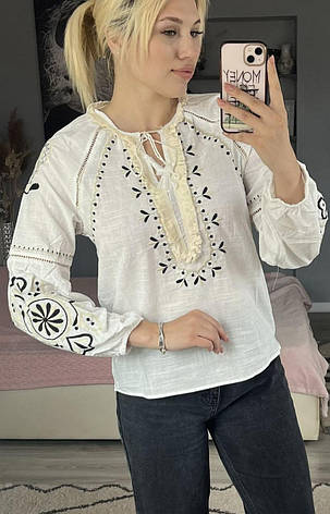 Жіноча біла вишиванка зі стильною чорною нашивкою, фото 1