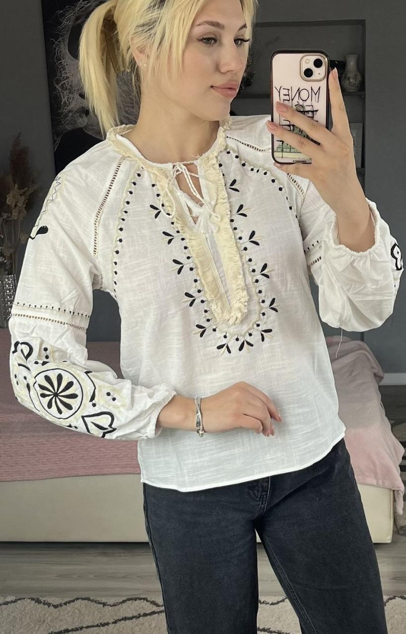 Жіноча біла вишиванка зі стильною чорною нашивкою